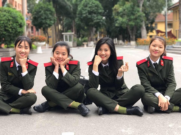 “Hoa khôi sân cỏ” xinh đẹp, học giỏi của trường An ninh nhân dân - 6 9X là học sinh giỏi suốt 12 năm; từng giành giải nhì môn tiếng Anh năm lớp 10, 11, 12; huy chương đồng cuộc thi Olympic tiếng Anh trên Internet...
