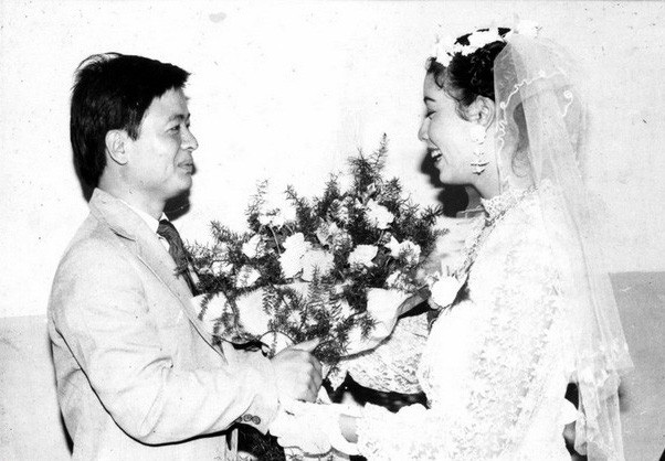 NSƯT Chiều Xuân tiết lộ lí do phải lòng nhạc sỹ Hồng Quân ngay khi chạm mặt - 3 Ảnh cưới của nhạc sỹ Đỗ Hồng Quân và nghệ sỹ Chiều Xuân. Ảnh: NVCC.