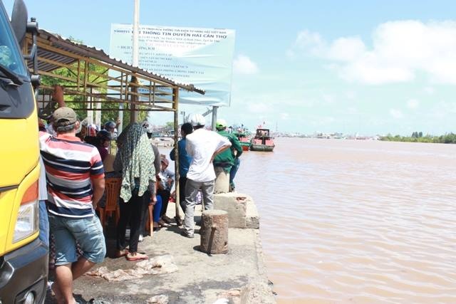 Chìm tàu đi lễ hội, 2 nữ sinh tử vong, hơn 10 người bị thương - 2
Khu vực sông nơi xảy ra vụ chìm tàu
