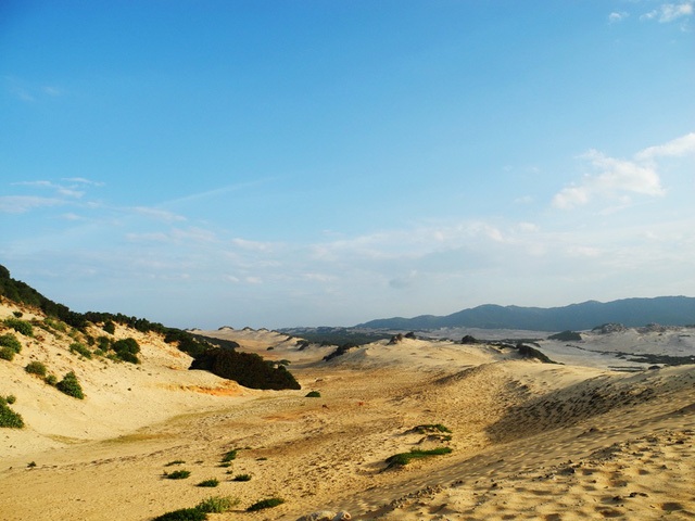 Vượt qua đồi cát, bạn sẽ tiến gần hơn tới cực Đông Tổ quốc. (Ảnh. Hồ Đức Anh)