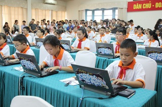 PGS. Văn Như Cương: “Các cuộc thi qua mạng tôi thấy tiêu cực nhiều hơn” - 1 Học sinh đang tham dự một cuộc thi qua mạng