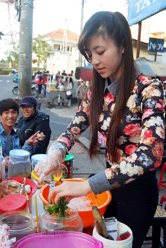 Hot girl "bánh tráng trộn" Đà Lạt sau 4 năm giờ ra sao? - 1 Hot girl bánh tráng trộn Bảo Chi ngày ấy