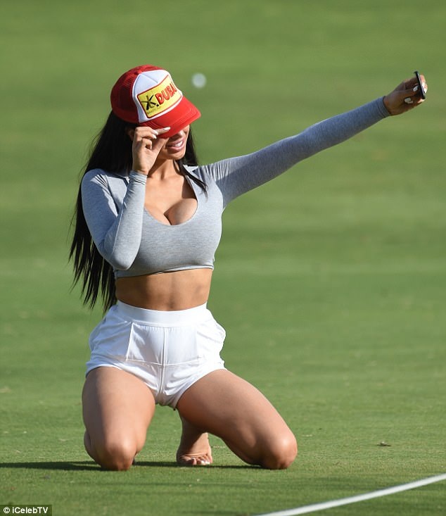“Siêu vòng một” Anh quốc tạo dáng gợi cảm tại Dubai - 4
Chloe Khan từng tự tin khoe rằng, cô chi khoảng 50 nghìn USD để cải tạo nhan sắc hiện tại. Người đẹp mới thực hiện ca phẫu thuật sửa mũi thứ hai trong đời cách đây không lâu.