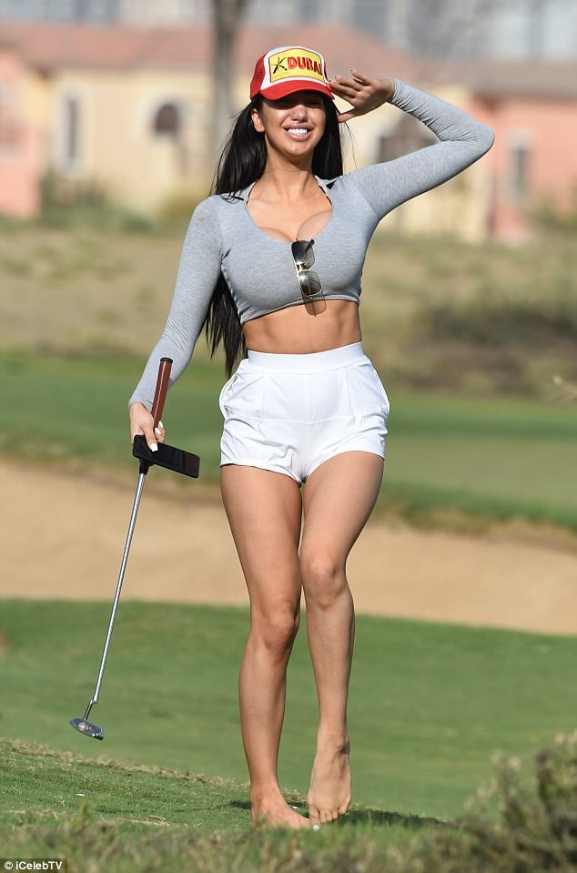 “Siêu vòng một” Anh quốc tạo dáng gợi cảm tại Dubai - 2
Chloe Khan hiện đang có mặt tại Dubai cùng vài người bạn. Cựu người mẫu của tạp chí Playboy tạo dáng gợi cảm trên sân golf.