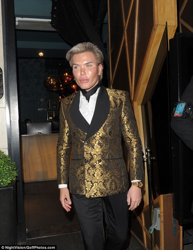 Hai sao nghiện "dao kéo" thân thiết bên nhau - 4
Rodrigo Alves gần đây trở nên rất nổi tiếng và đắt show sự kiện tại Anh