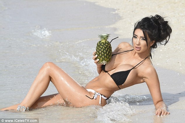 
Mong ước không thành nhưng Chloe giờ đây khá nổi tiếng trong vai trò sao truyền hình thực tế.
