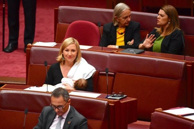 Ảnh con gái tổng thống cho con bú gây "bão" mạng xã hội - 2
Cựu nghị sĩ Australia Larissa Waters cho con bú trong một phiên họp quốc hội hồi tháng 5 (Ảnh: Reuters)