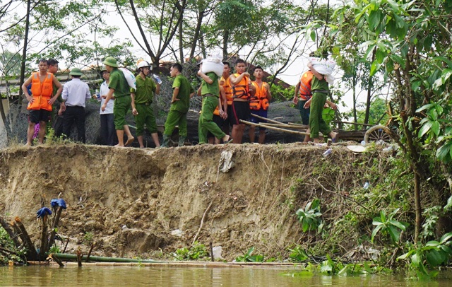 Vật lộn trong lũ chèn đá hộc, đóng cọc gia cố chân đê - 1 Điểm sạt trượt ngoài thân đê sông Vinh