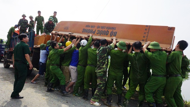 Vật lộn trong lũ chèn đá hộc, đóng cọc gia cố chân đê - 3 Bộ chỉ huy quân sự tỉnh Nghệ An đã điều 6 tàu cứu hộ, cứu nạn làm nhiệm vụ vận chuyển vật liệu gia cố đê sông Vinh