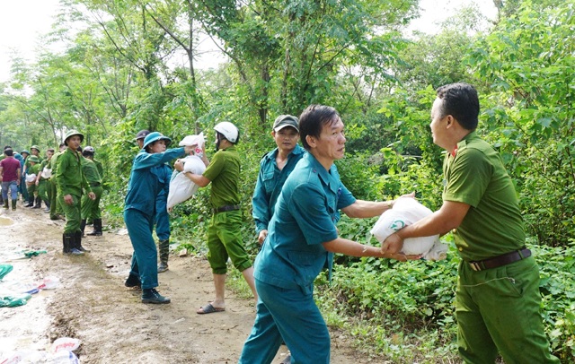 Vật lộn trong lũ chèn đá hộc, đóng cọc gia cố chân đê - 7 Lực lượng công an thành phố Vinh và dân quân tự vệ có nhiệm vụ gia cố mặt đê, thân đê phía trong