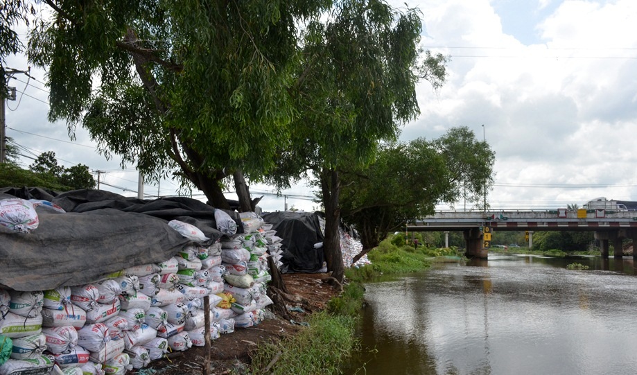 Chợ đất tại Sài Gòn. Chợ đất tại Sài Gòn.