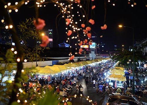 Du lịch Việt Nam qua những khu chợ đêm nổi tiếng - 7 Chợ đêm Bến Thành tấp nập.