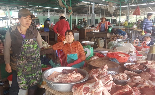 Đắk Lắk: Tiểu thương bức xúc vì chính quyền không dứt khoát trong giải tỏa chợ cũ - 3 Tiểu thương bất bình vì chợ cũ không giải tỏa triệt để khiến buôn bán ế ẩm