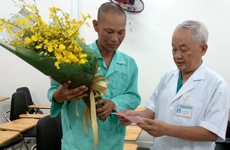 Bác sĩ động viên 2 ngư dân bị bắn tiếp tục ra khơi - 1 PGS Nguyễn Văn Khôi thăm hỏi chúc mừng anh Cường đã bình phục về với gia đình