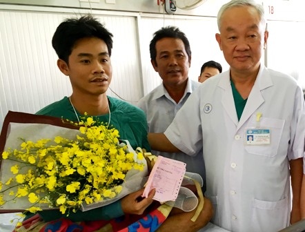 Bác sĩ động viên 2 ngư dân bị bắn tiếp tục ra khơi - 2 Dù bị tàu nước ngoài tấn công gây trọng thương nhưng các ngư dân vẫn quyết tâm bám biển