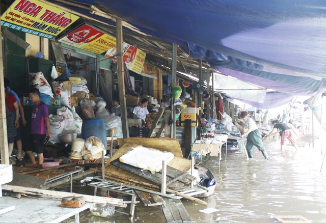 Mưa ngập thành phố, tiểu thương chợ Vinh trắng tay sau một đêm - 4 Các tiểu thương cố gắng vớt vát tài sản chưa bị ngập nước