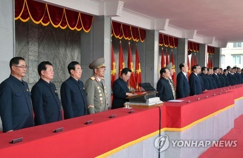 Hé lộ sự thay đổi quyền lực ở Triều Tiên - 1
Ông Choe Ryong-hae (chính giữa, cạnh bục phát biểu) được coi là ngôi sao đang lên trên chính trường Triều Tiên. (Ảnh: Yonhap)