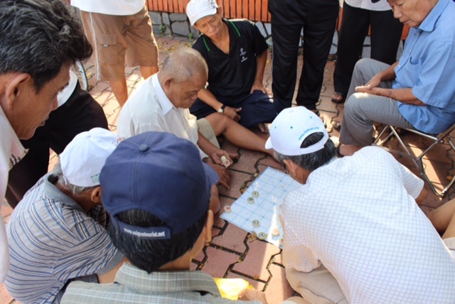 Cờ làng - thú vui tao nhã của bậc cao niên bên bờ sông Hàn - 2 Gọi cờ làng vì có rất nhiều người vây quanh người chơi để xem và bàn nước đi của cờ
