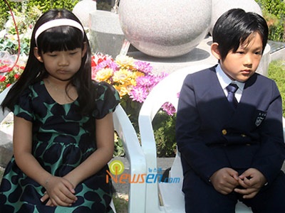 Rapper nổi tiếng xin lỗi gia đình nữ diễn viên Choi Ji Shil - 2
Các con của Choi Ji Shil còn rất nhỏ khi mẹ ruột qua đời vào năm 2008.