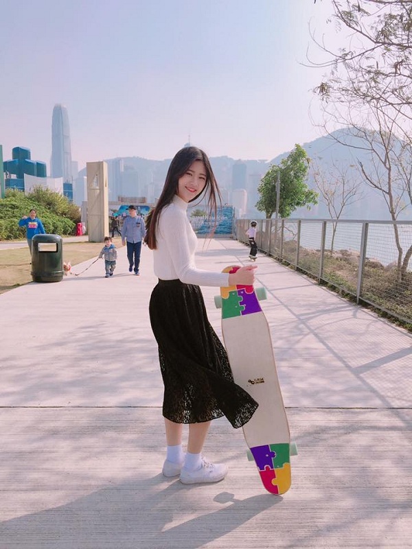 “Hot girl ván trượt” gây sốt cộng đồng mạng - 11 “Hot girl ván trượt” gây sốt cộng đồng mạng - 11