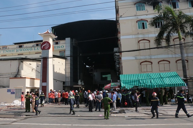Vụ cháy lớn kéo dài sang ngày thứ 5, lửa vẫn còn âm ỉ - 9 Bên ngoài công ty đang rất đông lực lượng tới để tham gia dọn hàng, dập lửa...