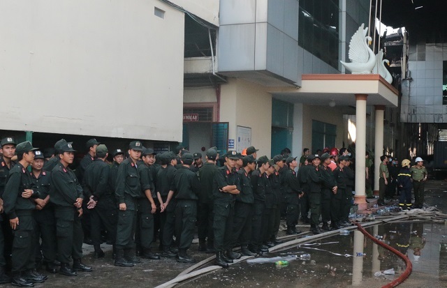 Vụ cháy lớn kéo dài sang ngày thứ 5, lửa vẫn còn âm ỉ - 8
Cảnh sát cơ động được điều đến hiện trường để hỗ trợ công tác dập lửa