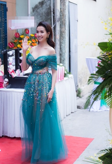 Diễn viên Ngọc Huyền diện 4 chiếc váy cưới, giá 271 triệu đồng | Báo Dân trí