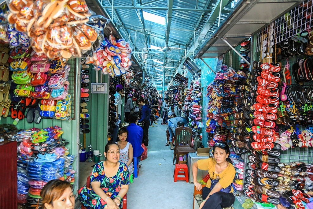 Tiểu thương chợ Bình Tây điêu đứng trong chợ tạm dịp cận Tết - 1 Tiểu thương chợ Bình Tây điêu đứng trong chợ tạm dịp cận Tết - 1