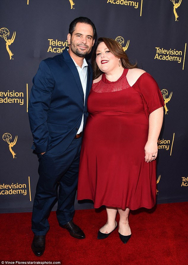 "Sao" ngoại cỡ hạnh phúc bên bồ điển trai - 1
Nữ diễn viên Chrissy Metz hạnh phúc sánh đôi bạn trai Josh Stancil dự sự kiện tại Los Angeles ngày 29/6 vừa qua