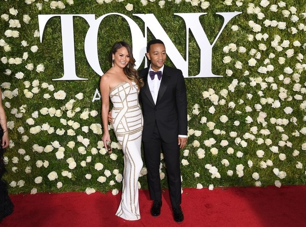 Chrissy Teigen đẹp đôi bên chồng - 1
Chrissy Teigen và John Legend dự lễ trao giải Tony ngày 11/6 vừa qua