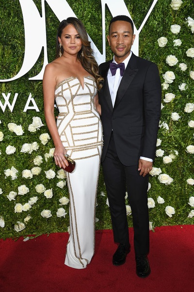 Chrissy Teigen đẹp đôi bên chồng - 2
Siêu mẫu áo tắm diện trang phục thanh lịch bên chồng