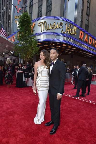 Chrissy Teigen đẹp đôi bên chồng - 3
Chân dài 30 tuổi được chồng - ca sỹ từng giành nhiều giải Grammy cưng chiều hết mực, cô đi đâu cũng được chồng hộ tống