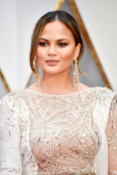 Dập dìu người đẹp trên thảm đỏ Oscar 2017 - 25
Vợ chồng ca sỹ John Legend - siêu mẫu Chrissy Teigen là 2 trong số những khách có mặt sớm nhất trên thảm đỏ Oscars 2017