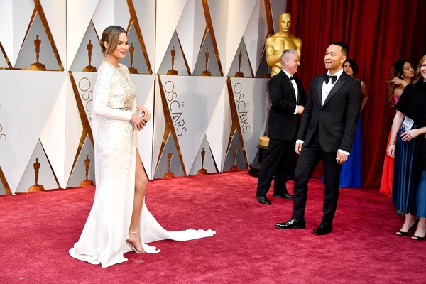 Dập dìu người đẹp trên thảm đỏ Oscar 2017 - 26
Ca sỹ 39 tuổi hạnh phúc đứng ngắm vợ tạo dáng