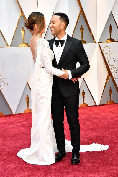 Dập dìu người đẹp trên thảm đỏ Oscar 2017 - 27
Khoảnh khắc ngọt ngào của đôi vợ chồng nổi tiếng