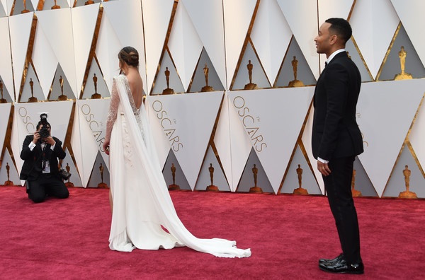 Dập dìu người đẹp trên thảm đỏ Oscar 2017 - 29
Trêm thảm đỏ, ca sỹ nổi tiếng ca ngợi vợ mình đẹp như nữ thần