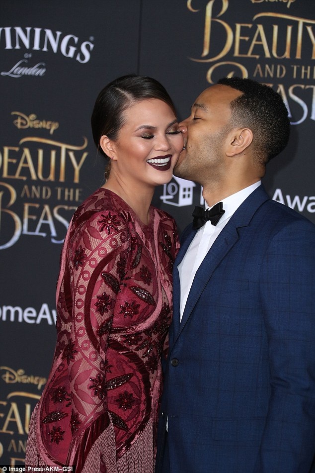 Siêu mẫu áo tắm tình tứ bên chồng trên thảm đỏ - 1
Vợ chồng Chrissy Teigen - John Legend hạnh phúc sánh đôi dự công chiếu phim Người đẹp và quái thú tại nhà hát El Capitan, Los Angeles, California, Mỹ ngày 3/3 vừa qua