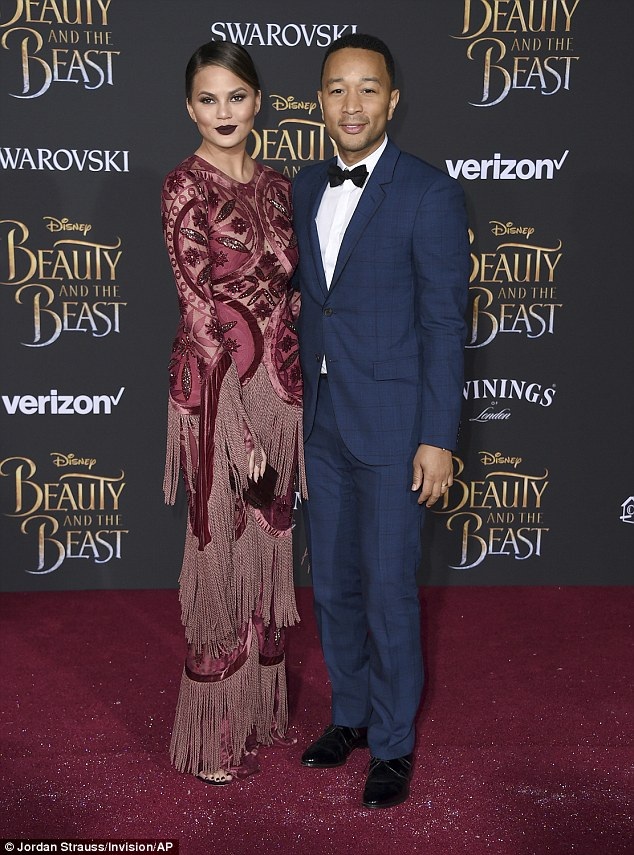 Siêu mẫu áo tắm tình tứ bên chồng trên thảm đỏ - 4
Chrissy Teigen - John Legend hẹn hò từ năm 2007 khi nàng được mời tham gia 1 MV của chàng, họ có với nhau 1 con gái mang tên Luna nhờ biện pháp thụ tinh ống nghiệm