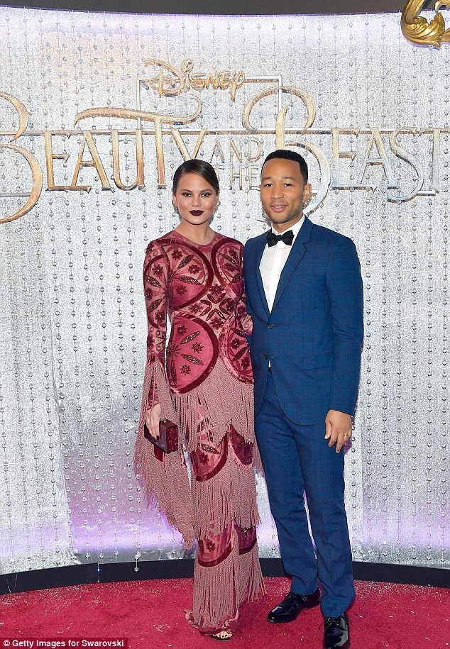 Siêu mẫu áo tắm tình tứ bên chồng trên thảm đỏ - 5
John Legend yêu chiều vợ hết mực, anh khen vợ là nữ thần trên thảm đỏ lễ trao giải Oscar hồi đầu tuần. Cặp đôi này hiếm khi dự sự kiện mà không đi cùng nhau