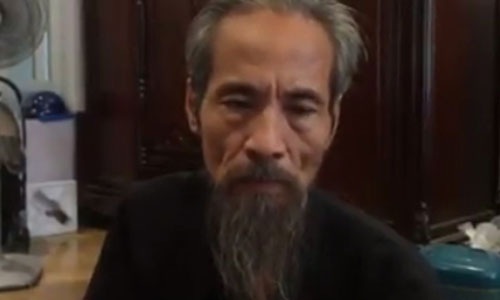 Hàng loạt nghệ sĩ Việt gây sốc dư luận khi livestream “cầu cứu” - 2 Diễn viên Chu Hùng livestream cầu cứu vì gia đình bị cắt điện nước 5 năm trời (Ảnh cắt từ clip)