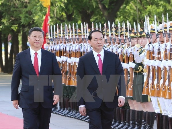 Chủ tịch nước Việt Nam - Trung Quốc: Trao đổi thẳng thắn, kiểm soát bất đồng trên biển - 1
Tổng Bí thư, Chủ tịch nước Trung Quốc Tập Cận Bình và Chủ tịch nước Trần Đại Quang duyệt đội quân danh dự trong lễ đón tại Bắc Kinh.