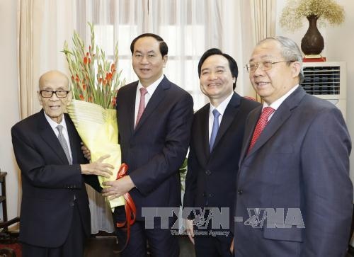 Chủ tịch nước thăm, chúc Tết các trí thức tiêu biểu của Thủ đô Hà Nội - 1
Chủ tịch nước Trần Đại Quang chúc Tết giáo sư-Anh hùng Lao động Vũ Khiêu và gia đình