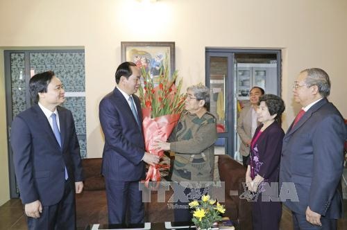 Chủ tịch nước thăm, chúc Tết các trí thức tiêu biểu của Thủ đô Hà Nội - 2
Chủ tịch nước Trần Đại Quang chúc Tết giáo sư Hà Minh Đức và gia đình