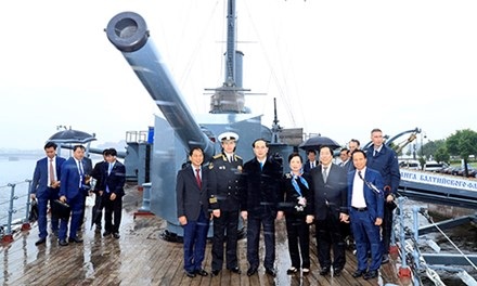 Chủ tịch nước Trần Đại Quang kết thúc chuyến thăm Nga - 1
Tại Saint Petersburg, Chủ tịch nước thăm chiến hạm Rạng Đông (ảnh: TTXVN)