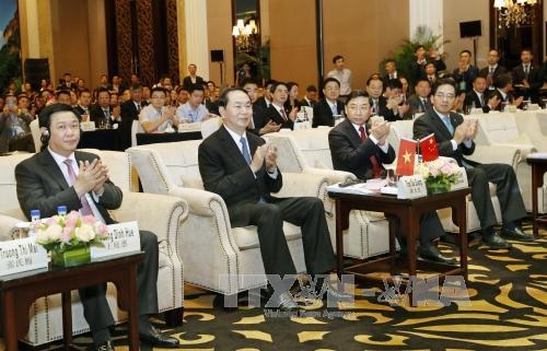 Chủ tịch nước: Trung Quốc là đối tác thương mại lớn nhất của Việt Nam hơn 10 năm qua - 3 Chủ tịch nước Trần Đại Quang, Phó Thủ tướng Chính phủ Vương Đình Huệ tại buổi tọa đàm Hợp tác kinh tế thương mại Việt Nam - Trung Quốc (ảnh: TTXVN)