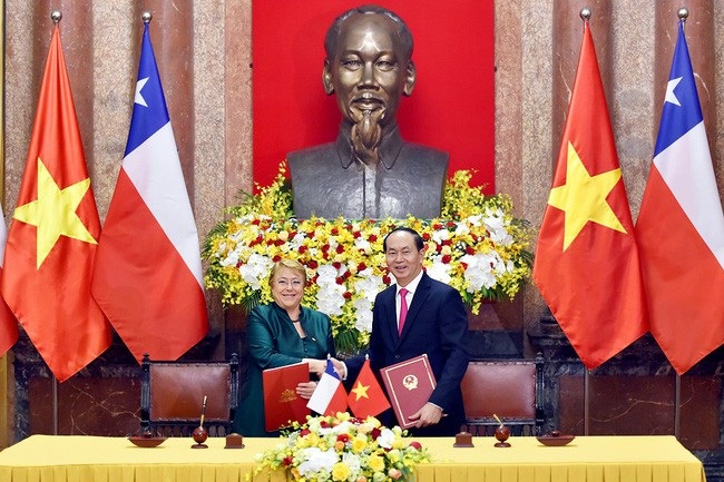 Tuyên bố chung Việt Nam - Chile - 1 Chủ tịch nước Trần Đại Quang và Tổng thống Cộng hòa Chile Michelle Bachelet ký Tuyên bố chung. (Ảnh: VGP).