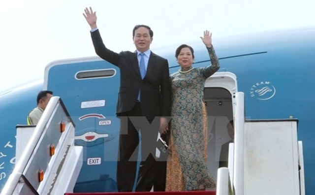 Quan hệ Việt Nam - Trung Quốc tiếp tục duy trì xu thế phát triển tích cực - 1 Chủ tịch nước Trần Đại Quang và Phu nhân lên đường thăm chính thức cấp Nhà nước tới Trung Quốc sáng 11/5 (ảnh: TTXVN)