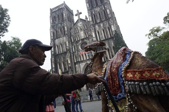 Các nhà thờ lớn ở Hà Nội đang gấp rút trang hoàng chuẩn bị đón Noel 2017. Những cây thông khổng lồ được dựng lên, hệ thống đèn màu màu trang trí bắt đầu được giăng mắc... mang cảm giác không khí Giáng sinh đến rất gần. (Ảnh: Hữu Nghị)