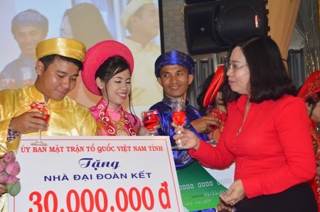 Xúc động đám cưới tập thể tại Sóc Trăng - 3 Trao mái ấm công đoàn cho cặp đôi có hoàn cảnh khó khăn.