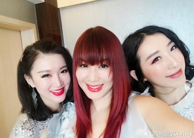 Kết hôn với người mẫu kém 12 tuổi, Chung Lệ Đề trẻ đẹp hơn xưa! - 9
Người đẹp tự tin chụp hình với những người mẫu và vũ công kém cô tới 20 tuổi.